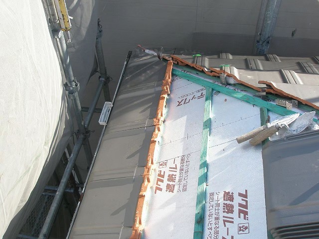 防水シートを貼り直して瓦を設置